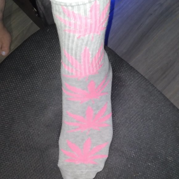 🧦Grey and Pink⊛Pot Leaf⊛Mid Knee Socks🧦 - Picture 2 of 4